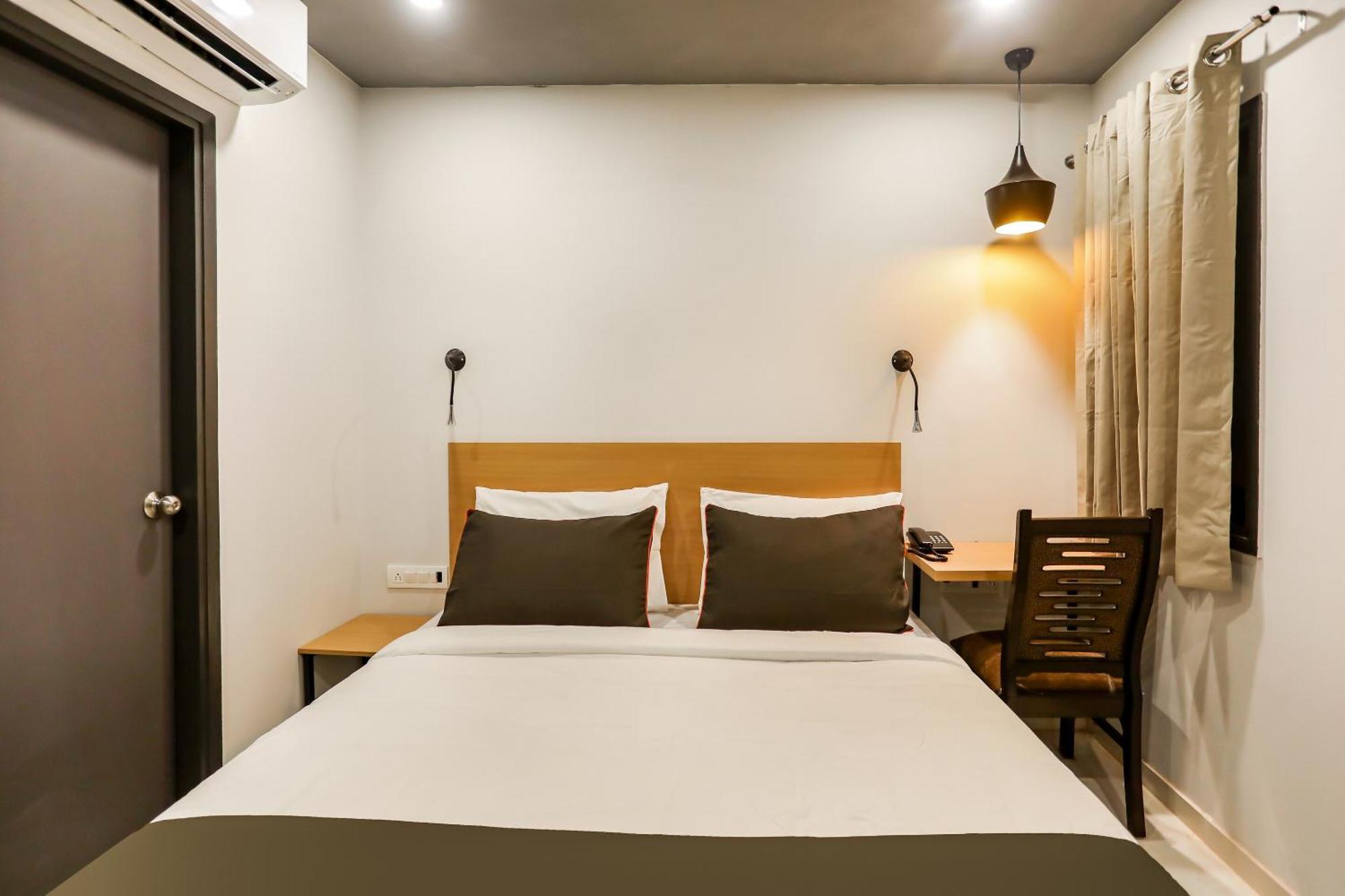 Super Collection O Le Noida Hotel Near Sector 76 Metro Station Exterior photo