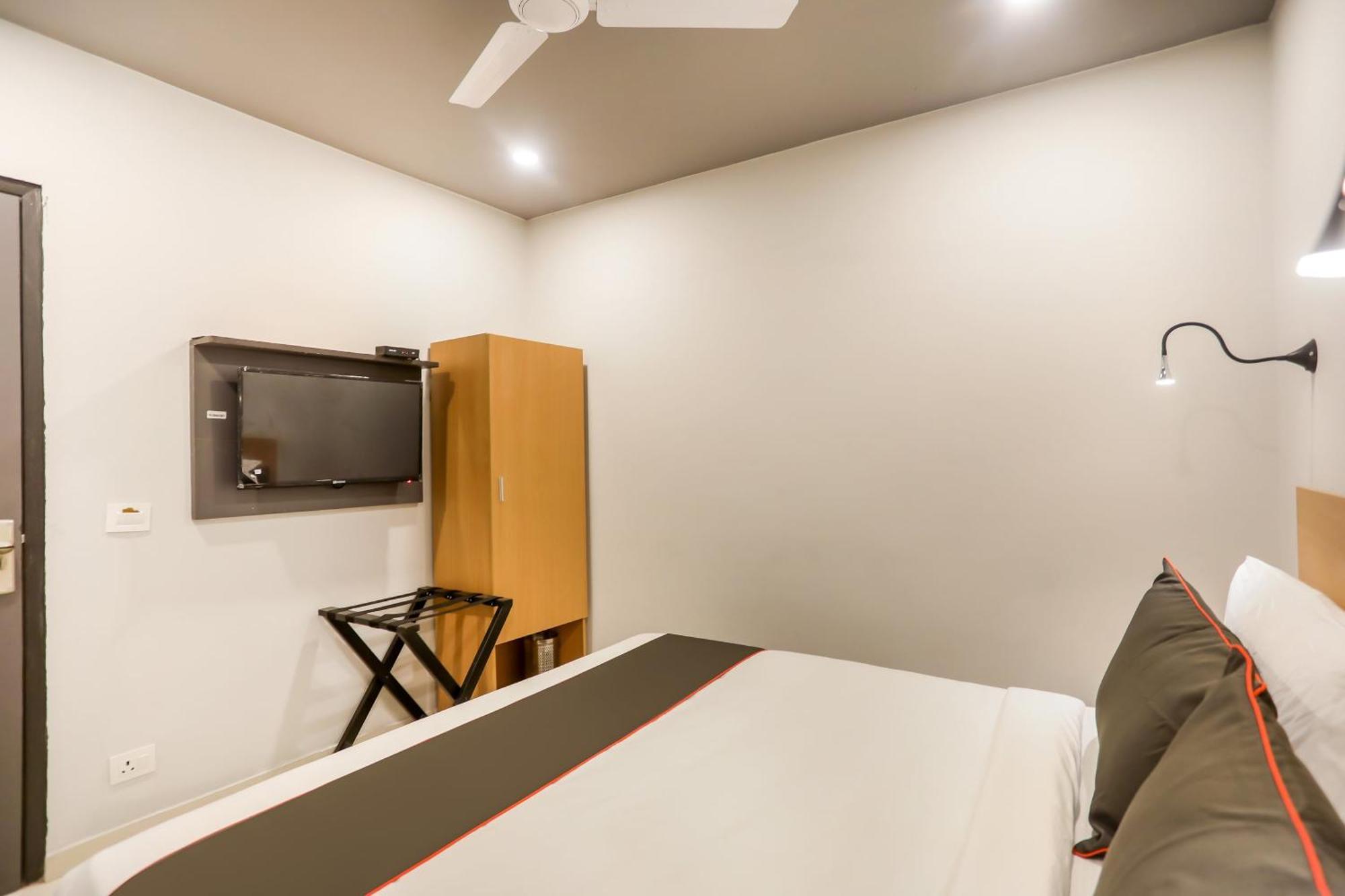 Super Collection O Le Noida Hotel Near Sector 76 Metro Station Exterior photo