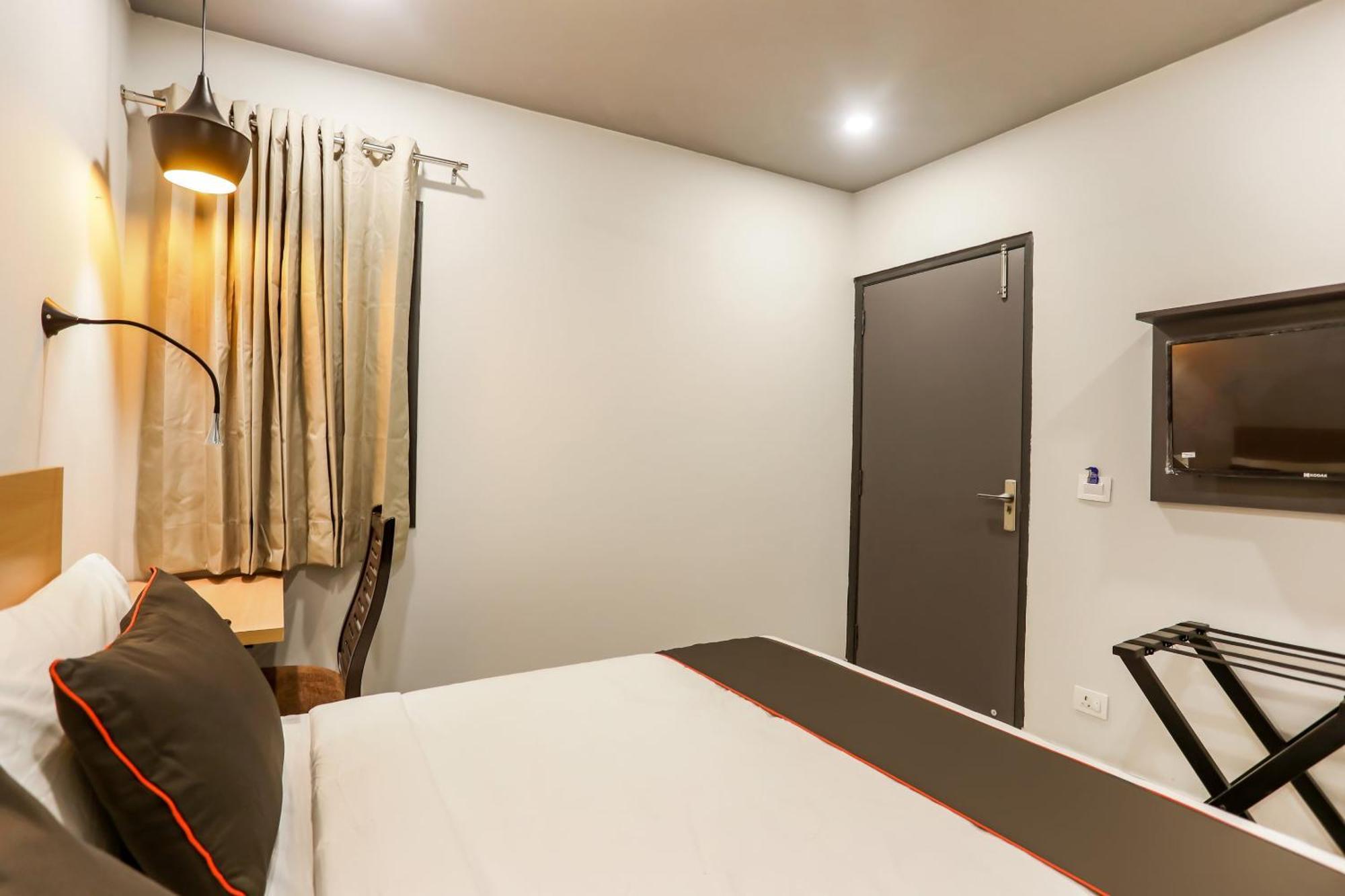 Super Collection O Le Noida Hotel Near Sector 76 Metro Station Exterior photo