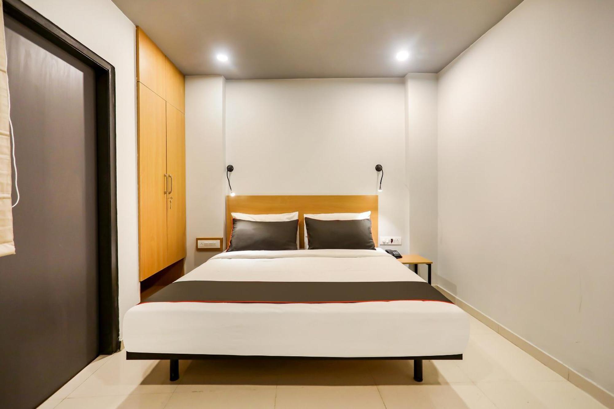 Super Collection O Le Noida Hotel Near Sector 76 Metro Station Exterior photo