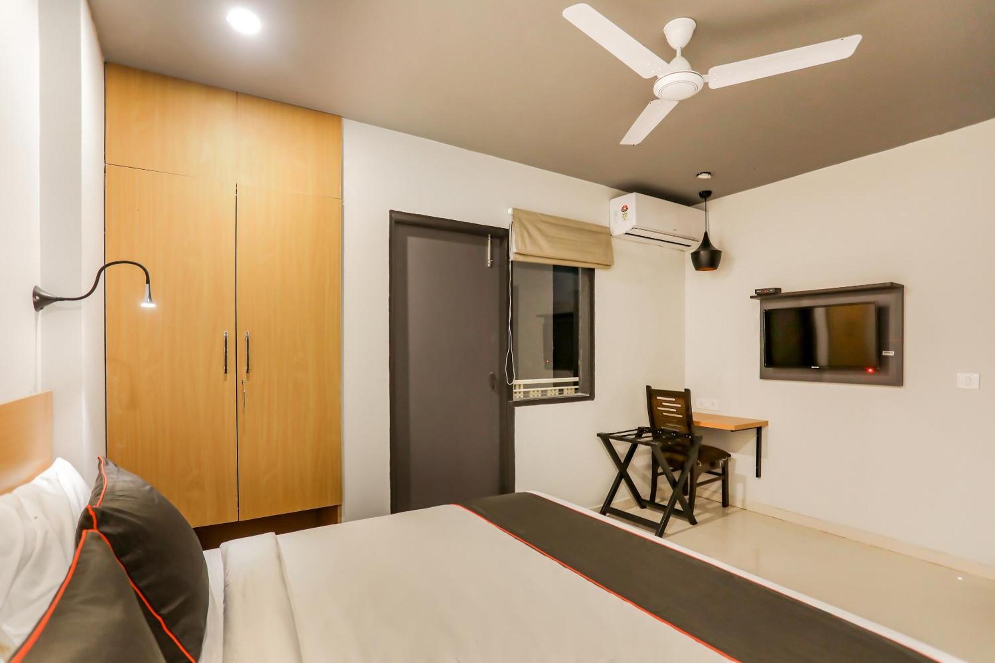 Super Collection O Le Noida Hotel Near Sector 76 Metro Station Exterior photo