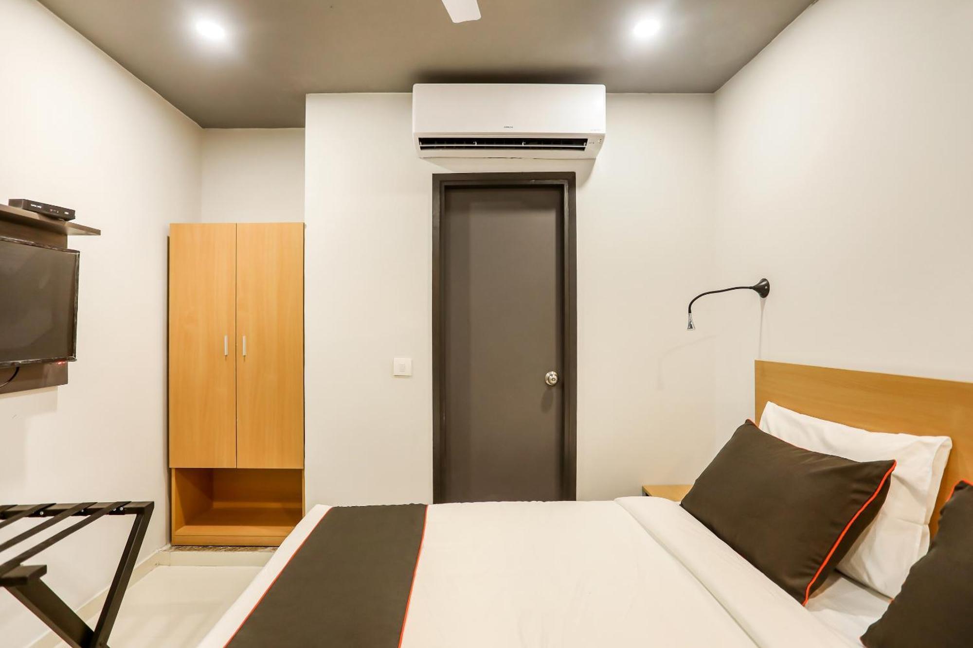 Super Collection O Le Noida Hotel Near Sector 76 Metro Station Exterior photo