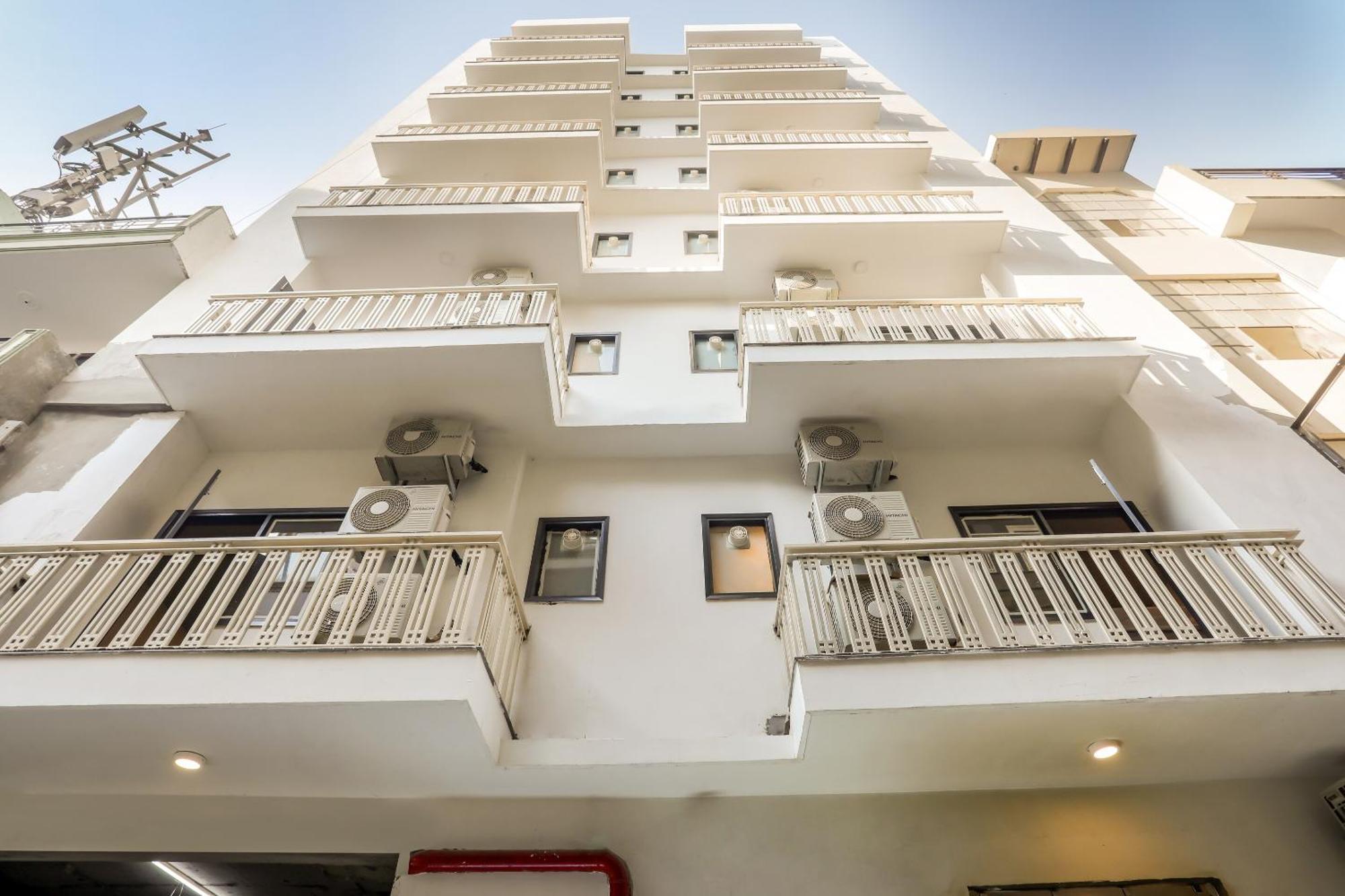 Super Collection O Le Noida Hotel Near Sector 76 Metro Station Exterior photo