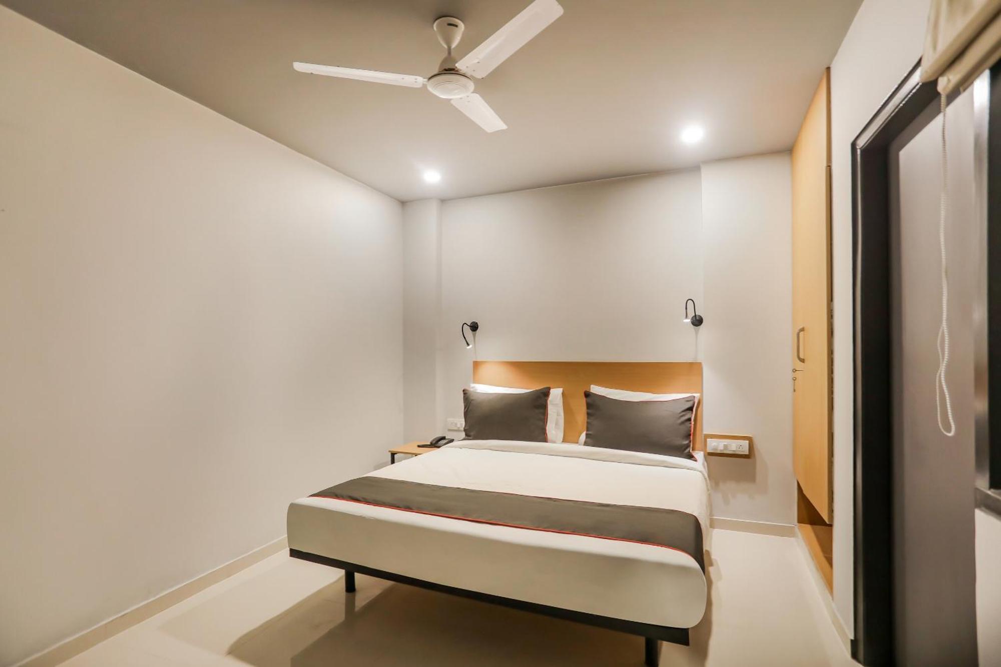 Super Collection O Le Noida Hotel Near Sector 76 Metro Station Exterior photo